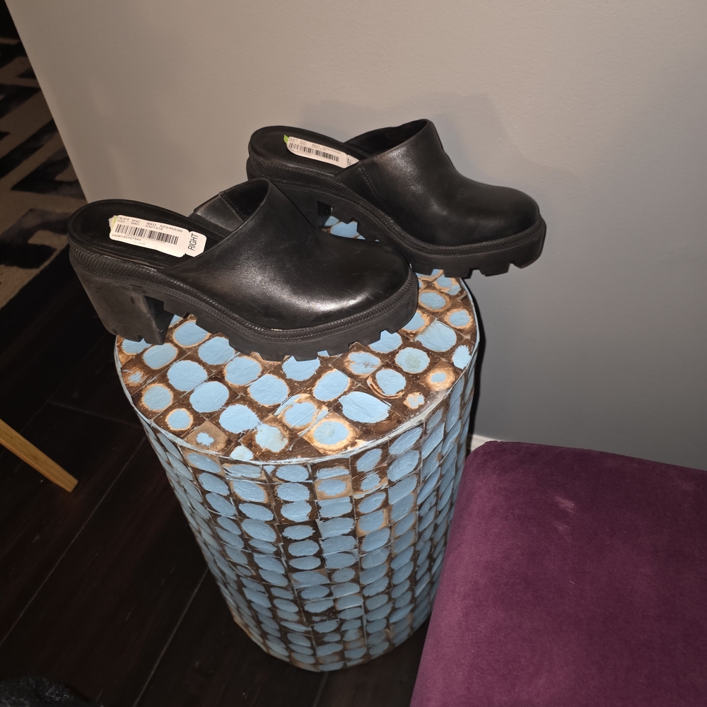 Gianni Bini Black Leather Clogs And Mules - Picture 3 of 4